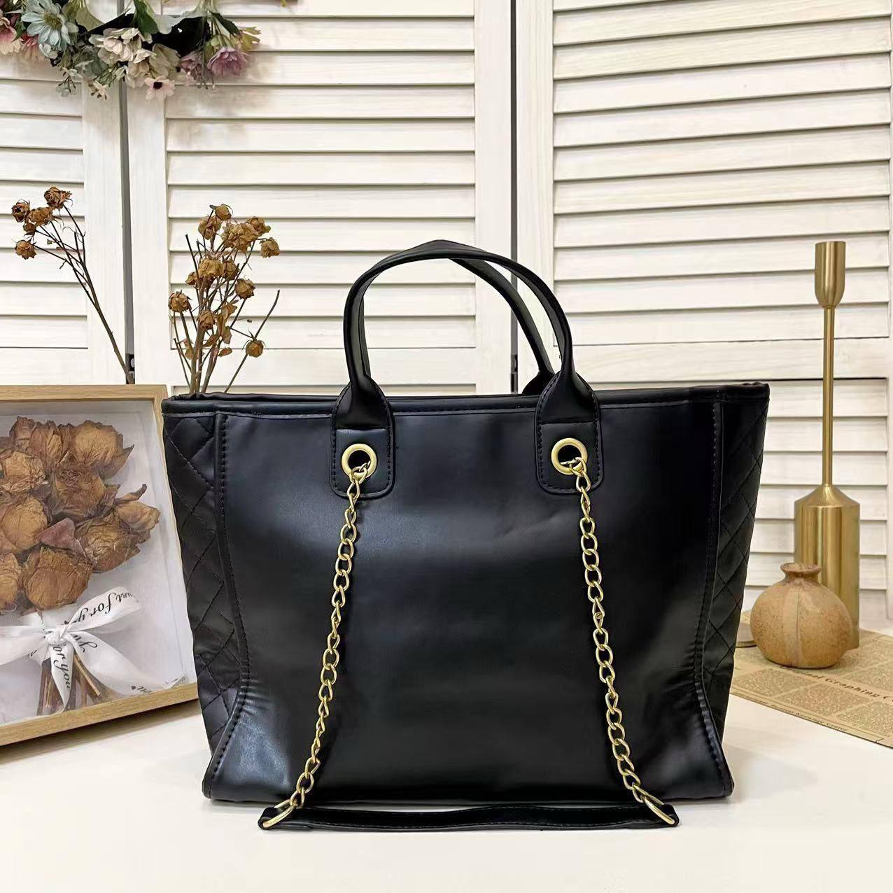 Chanel
33*27*13 cm
80 dhs🪙🌨️

Zain17
♥️♥️♥️