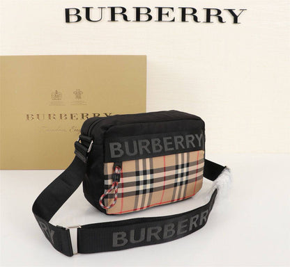 BURBERRY NEW CAME UNISEX GOOD QUALITY WITH BOX 
90 dhs✅

Zain295
♥️♥️♥️