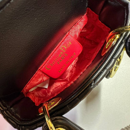 DIOR MINI SIZE 

GOOD QUALITY

 WITH BOX 
🎁🎁🎁

110 dhs✅

Zain39
♥️♥️♥️