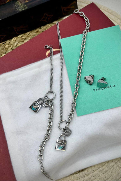 Stainless steel SET 💯*
Necklace ❤️‍🩹
Earring 🍁
Breslat ❣️
With normal boxes 📦 
And paper bag 🛍️
45 dhs🪙🌨️
With master box 📦 
65 dhs🪙🌨️

Zain216
♥️♥️♥️