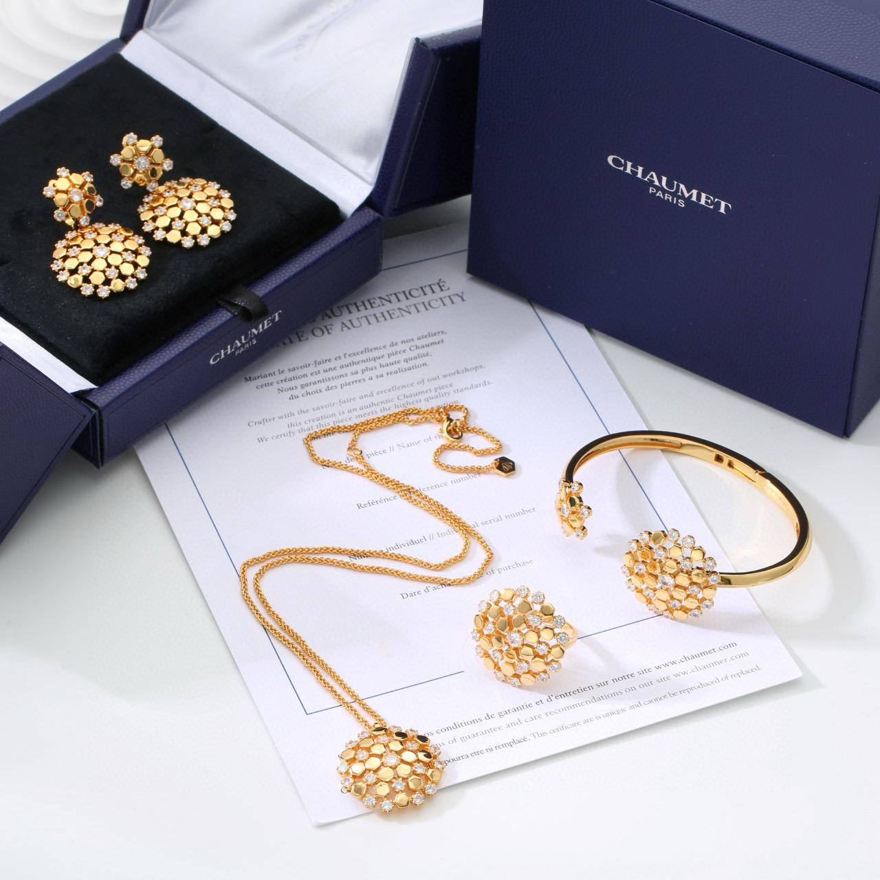 CHOUMET SET
NECKLACE BRACELET EARRINGS RING✨💫
MASTER
170 DHS❣️
WITH SMALL BOX AND PAPER BAG 🎁🛍️

Zain89
♥️♥️♥️