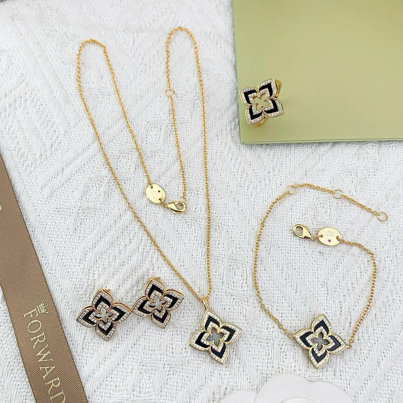ROBERTO COIN SET🌊*
Necklace ❤️‍🔥
Earring 💥
Bracelet 🍁
Ring 💍 size available 👇
6,7,8,9

Master quality 💯
With normal boxes 📦 
150 dhs🪙🌨️

With master box 🗃️ 
230 dhs🪙🌨️

Zain228
♥️♥️♥️