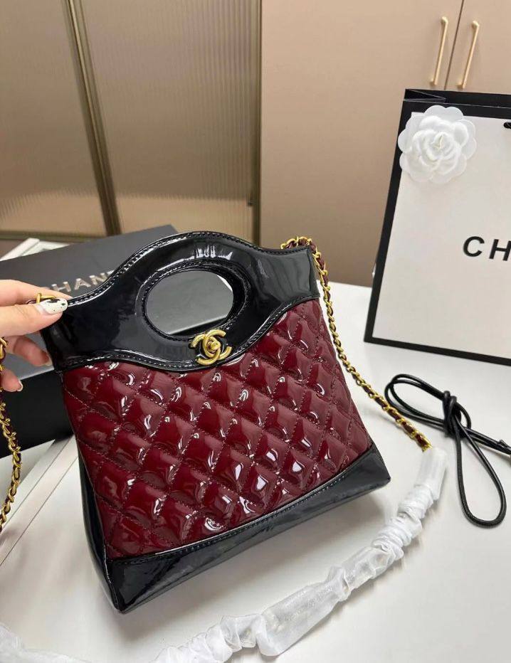 Chanel fragrance case, 
good quality, comes 

with box, 
🎁🎁🎁

size...24* 19 cm 
100 dhs🪙💕

Zain12
♥️♥️♥️