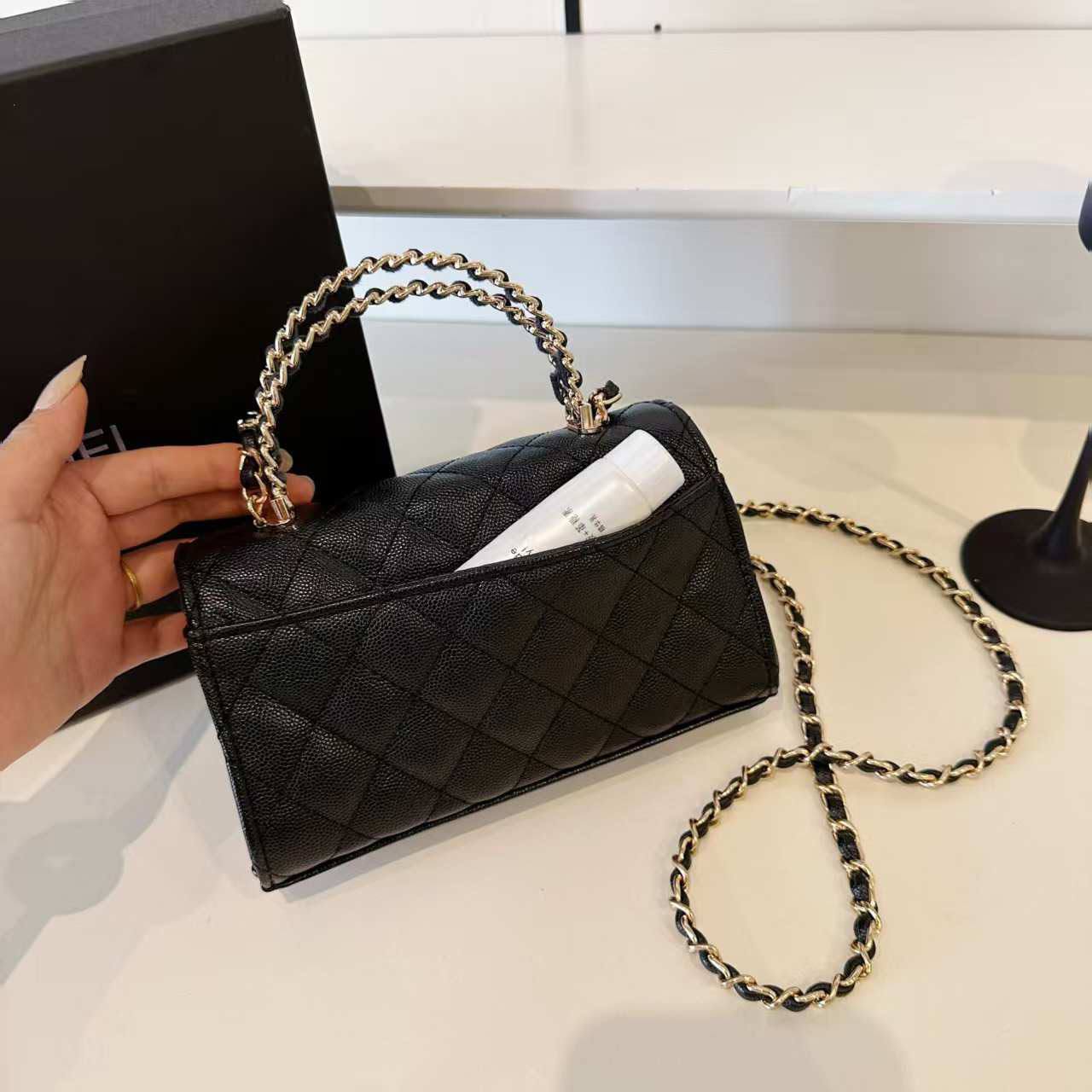 Chanel
105 dhs✅  
Size:19*6*12
with box

Zain07
♥️♥️♥️
