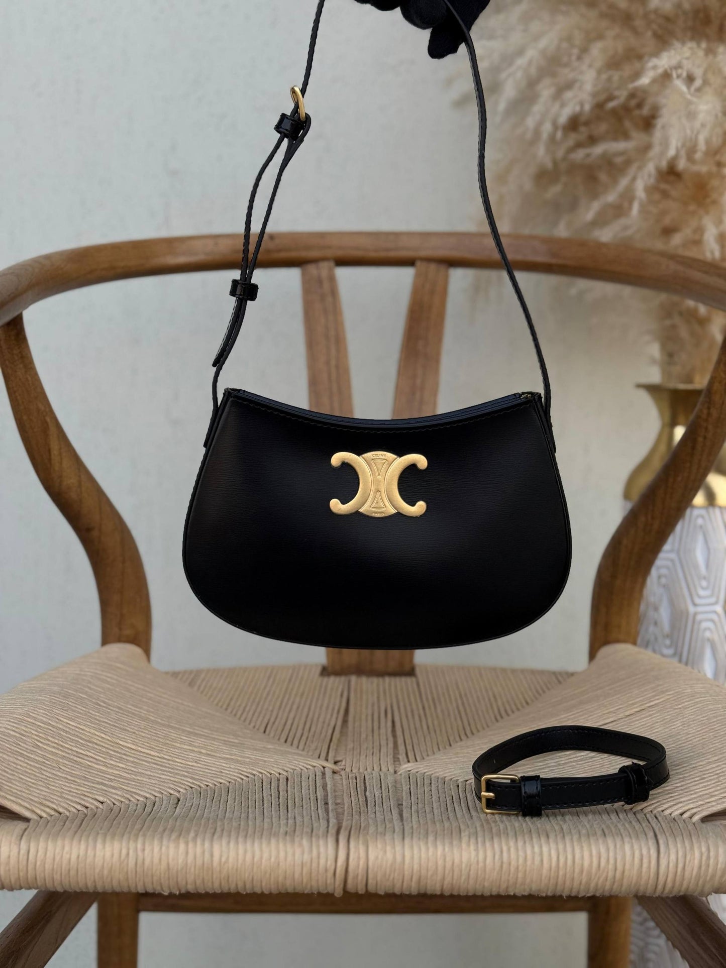 CELINE
23cm
330 dhs❣️
Top quality
With box🎁

Zain167
♥️♥️♥️