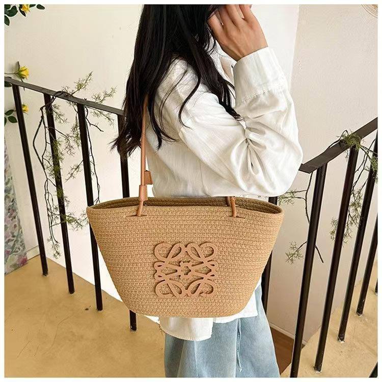 Loewe 
only bag
38 cm
75 dhs🇦🇪🇦🇪

Zain17
♥️♥️♥️