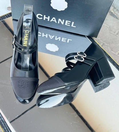 Chanel 
Size 36 to 41
110 dhs🪙💚

Zain21
♥️♥️♥️