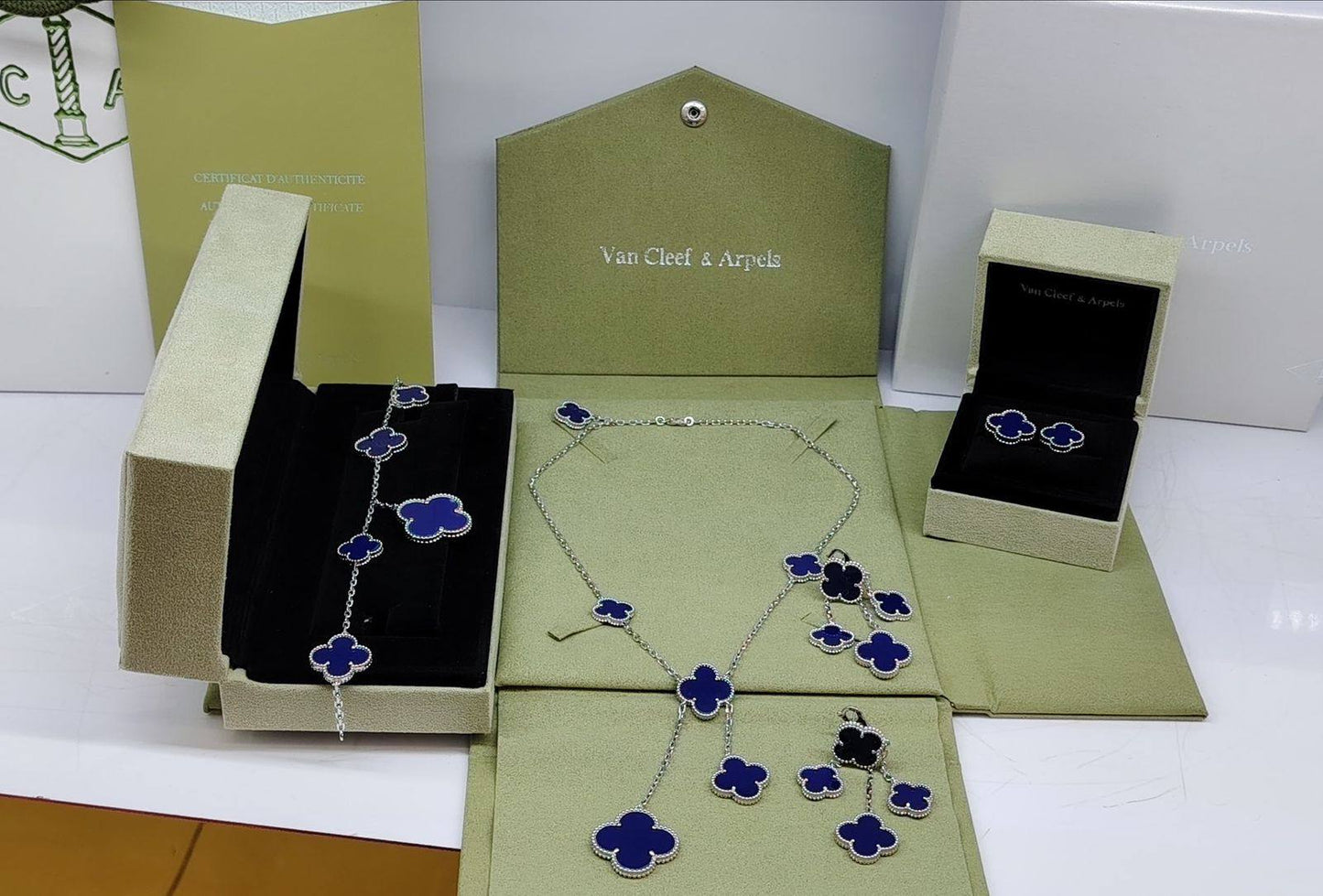 VCA SET❤️‍🔥*
Necklace 🦋
Earring🌸
Ring 💍 free size 
Bracelet 🐦‍🔥
Master quality 💯
With normal boxes 📦 
240 dhs🗽
With master box 🗃️ 
300 dhs🗽

Zain216
♥️♥️♥️