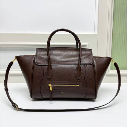Celine Master
💕💕
Leather material 
350 dhs💚

Suede material
370 dhs💚

Zain228
♥️♥️♥️