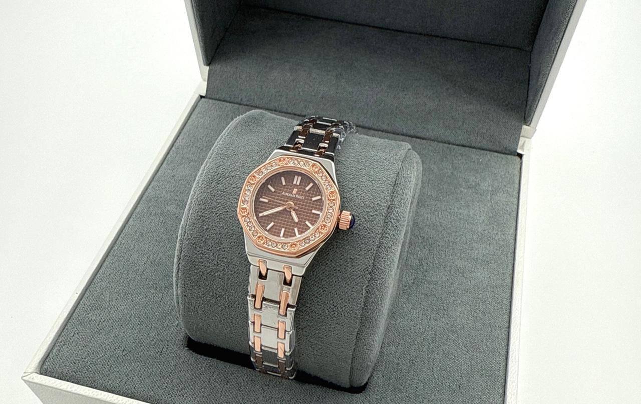 Mini size ladies watch 
55 dhs🪙🌨️

Zain45
♥️♥️♥️