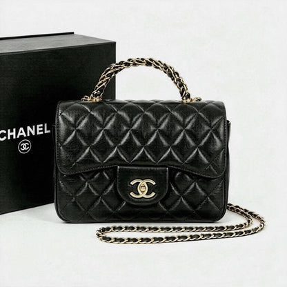 CHANEL 
GOOD QUALITY WITH BOX 
100 dhs🇦🇪🇦🇪
Size:20cm

Zain295
♥️♥️♥️