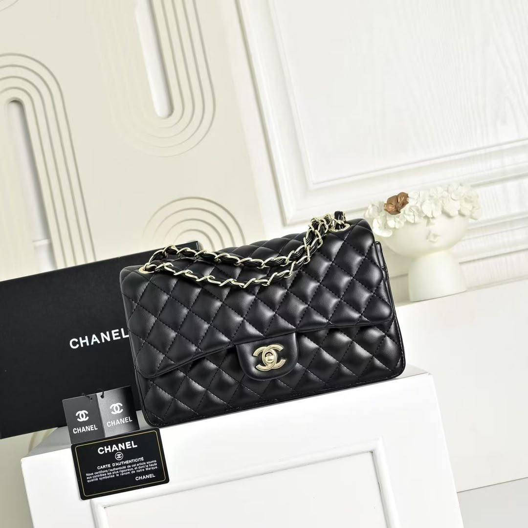 Chanel 
100 dhs✅
with box🎁
Size 25×7×15cm

Zain42
♥️♥️♥️
