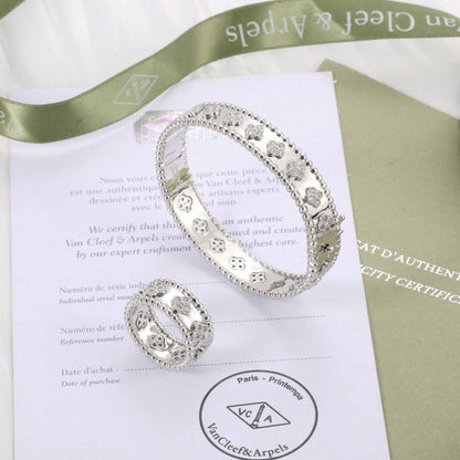 130 dhs🪙🌨️ Set 
Bangle And RING
With Box And Paper Bag
🎁🎁🎁

Zain89
♥️♥️♥️