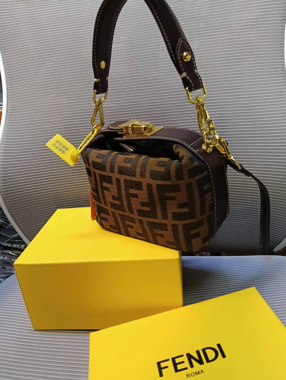 Fendi
95 dhs🇦🇪🇦🇪
with box
size 16cm

Zain26
♥️♥️♥️