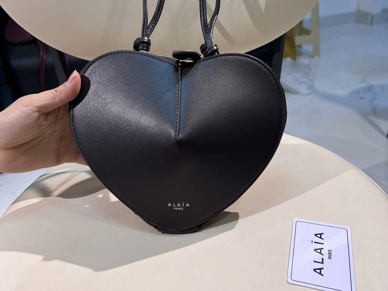 ALAIA
90 dhs✅
Heart-shaped shoulder bag

Zain26
♥️♥️♥️