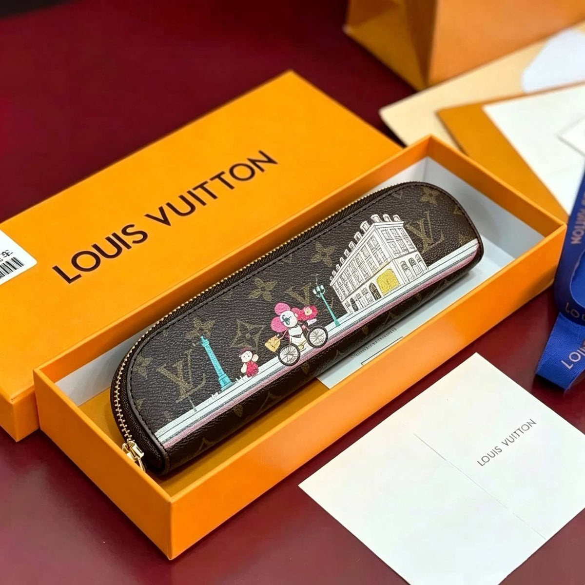 LOUIS VUITTON 

PEN BAG 

NEW CAME 
GOOD QUALITY 
WITH BOX 

55 dhs🇦🇪🇦🇪

Zain295
♥️♥️♥️