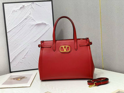 Valentino 
100 dhs✅
Size 33cm

Zain161
♥️♥️♥️