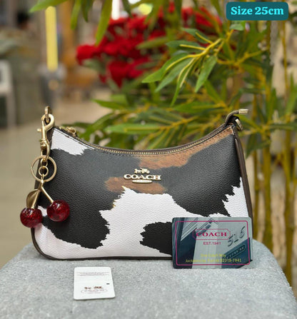 Coach
Good quality 

with box 
🎁🎁🎁

95 dhs✅

Zain186
♥️♥️♥️