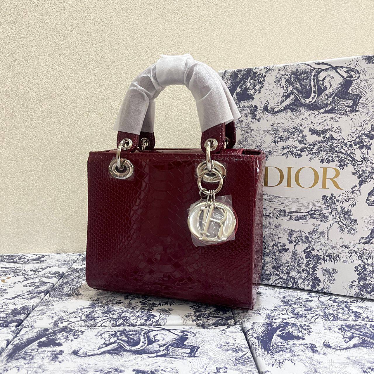 Chanel
95 dhs💓

Zain129
♥️♥️♥️