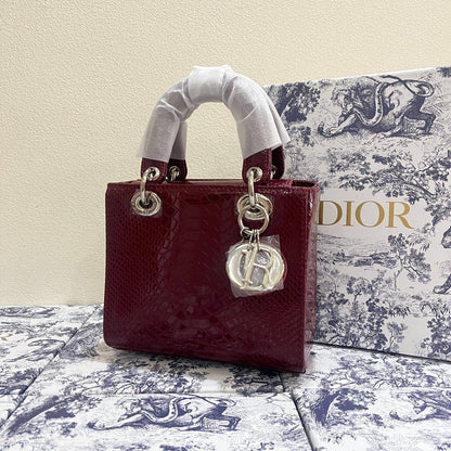 Chanel
95 dhs💓

Zain129
♥️♥️♥️