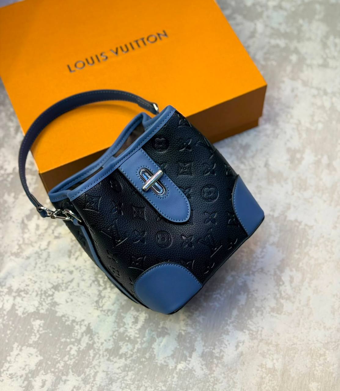 LV
230 dhs🇦🇪🇦🇪
With box

Zain175
♥️♥️♥️