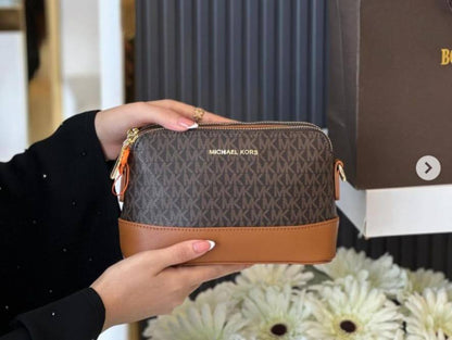 Chanel

90 dhs🇦🇪🇦🇪

with box

size  20cm
Zain26
♥️♥️♥️