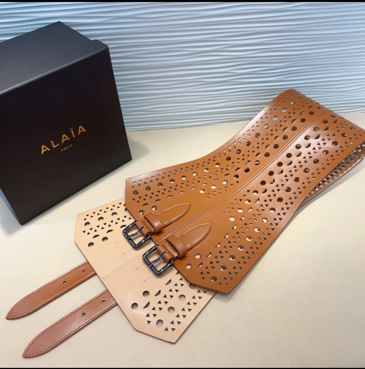 💙 ALAIA 💙
💙*Super Master*💙
💙*With original box*💙
380 dhs💓

Zain281
♥️♥️♥️