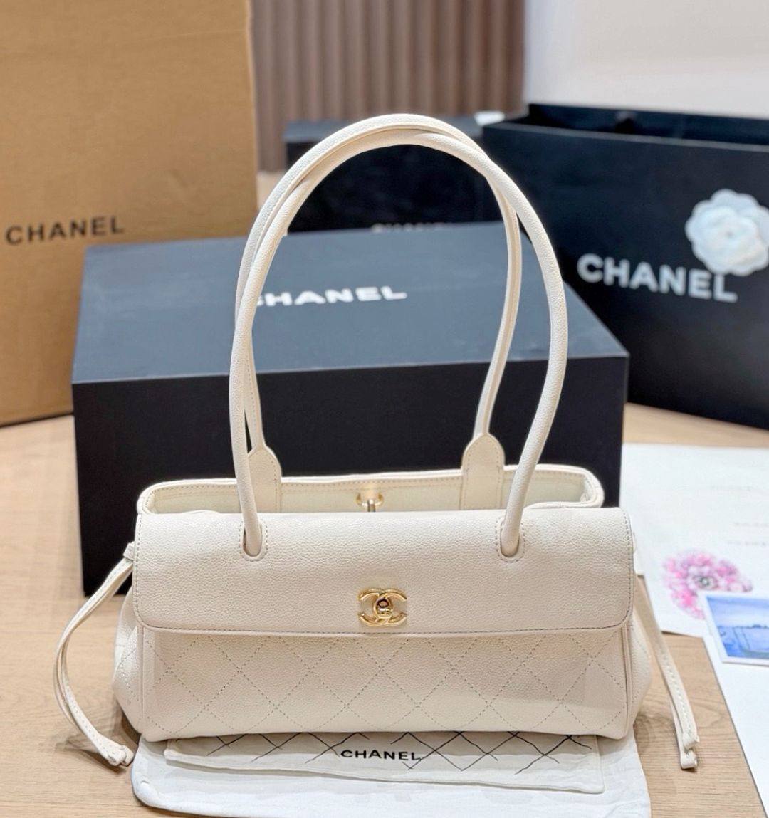 CHANEL 
COPY ONE 
32cm , 
195 dhs✅

Zain295
♥️♥️♥️