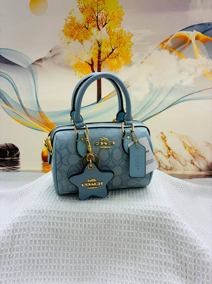 COACH

Best quality
 with box
100 dhs🇦🇪🇦🇪

size 18CM

Zain290
♥️♥️♥️