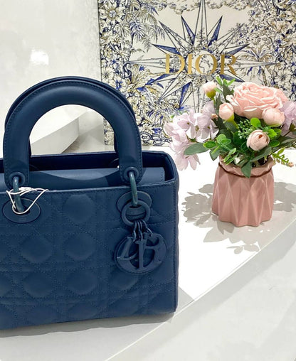 Dior
100 dhs🪙💕
size：24cm
Good quality 
with box
🎁🎁🎁

Zain35
♥️♥️♥️