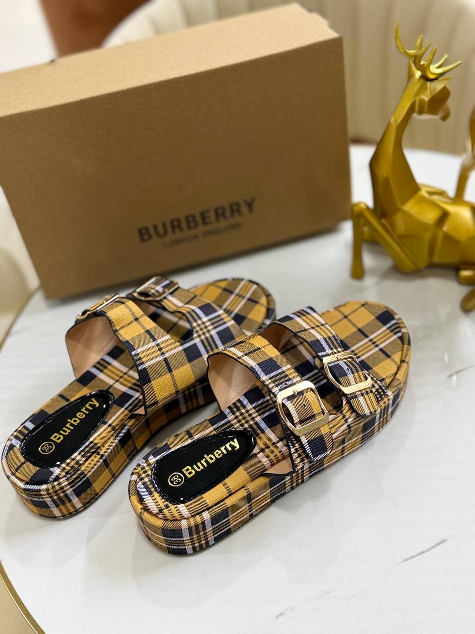 Burberry
Size 37to41    
55 dhs✅

Zain163
♥️♥️♥️