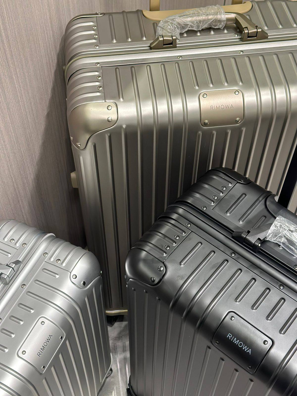 Rimowa
Super Master quality 

Small 790 dhs

Medium 890 dhs

Large 990 dhs 

Zain250
♥️♥️♥️