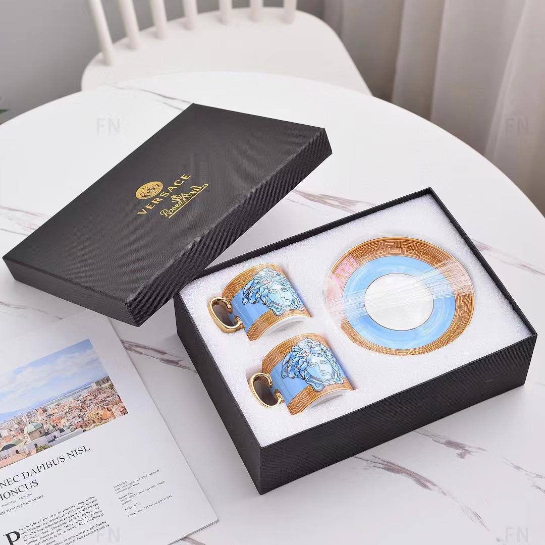 Branded mugs set

130 dhs 
set 4 pc 

with box🎁🎁🎁

Zain205
♥️♥️♥️