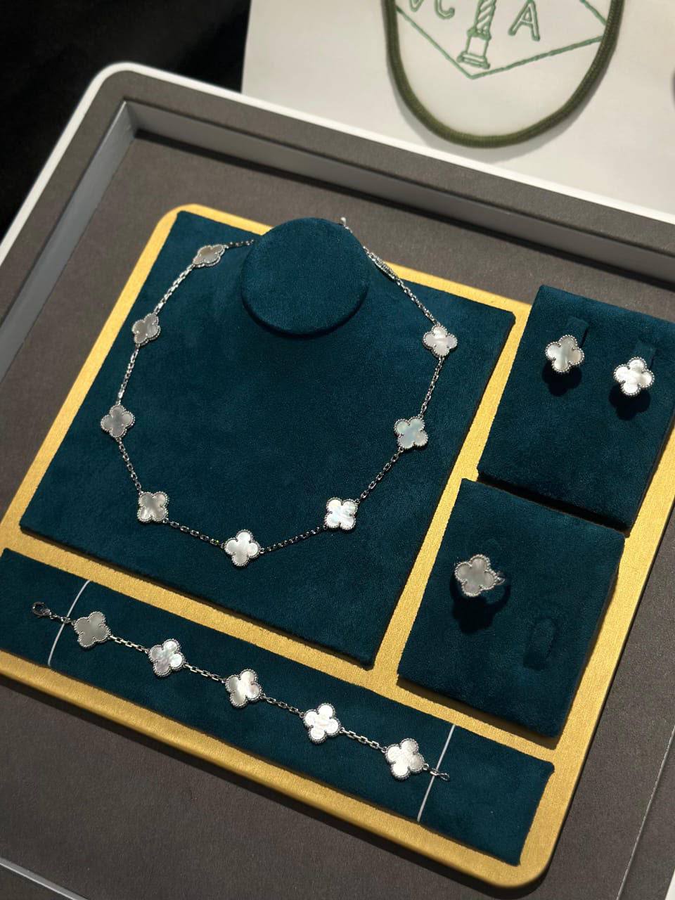 VCA SET 
10 flower necklaces 😍
5 flower bracelet❤️
One flower earring✨
One flower ring 💍 available size👇
6,7,8,9
With normal boxes 🗃️ 
280 dhs✅

With master box 📦 
350 dhs✅

Zain216
♥️♥️♥️
