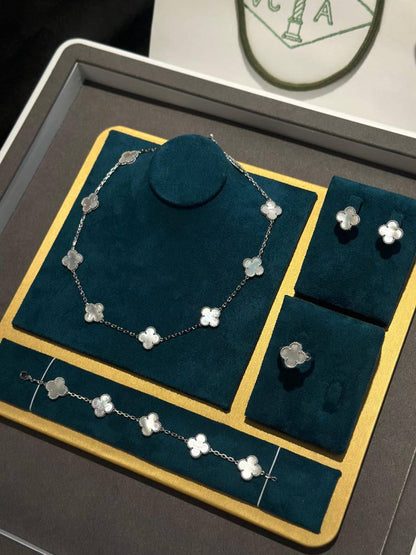 VCA SET 
10 flower necklaces 😍
5 flower bracelet❤️
One flower earring✨
One flower ring 💍 available size👇
6,7,8,9
With normal boxes 🗃️ 
280 dhs✅

With master box 📦 
350 dhs✅

Zain216
♥️♥️♥️