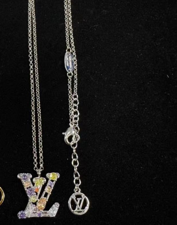 Louis Vuitton ❤️‍🔥
Necklace 💥
Bracelet 💥
Earring ❣️
Master quality 💯
With normal boxes 📦 
120 dhs🪙💕
With master box 🗃️ 
130 dhs🪙💕

Zain216
♥️♥️♥️