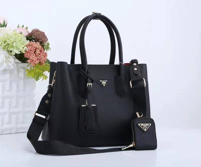 Prada 
Good Quality 
115 dhs🪙💕

Zain250
♥️♥️♥️