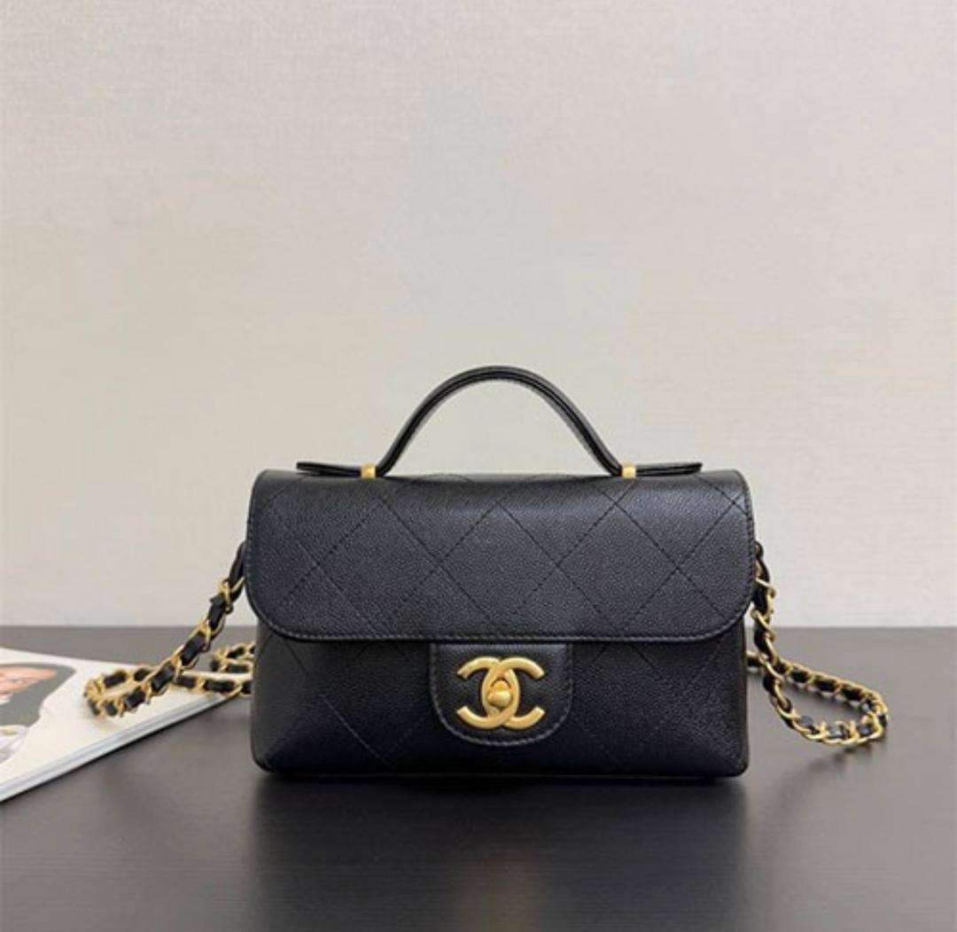 Chanel
95 dhs🪙🌨️
Good quality 

with box
🎁🎁🎁

Zain35
♥️♥️♥️