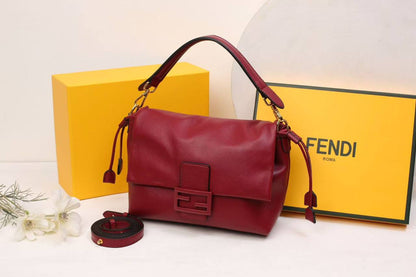 Fendi 
SIZE  ……… 22 CM 
105 dhs🪙🖤

with box
🎁🎁🎁

Zain51
♥️♥️♥️