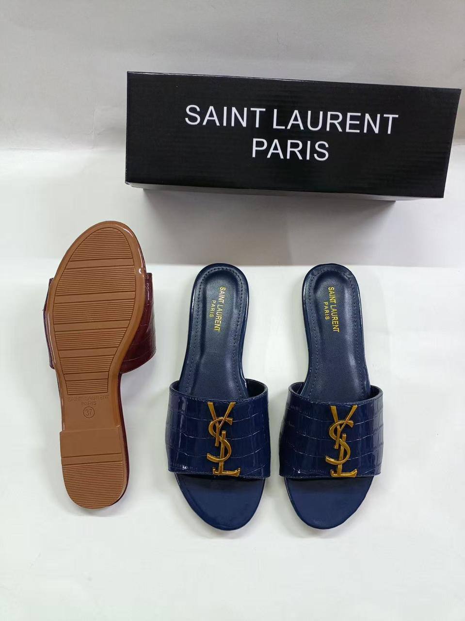 Slippers
65 dhs✅

Size 36-41

Zain161
♥️♥️♥️