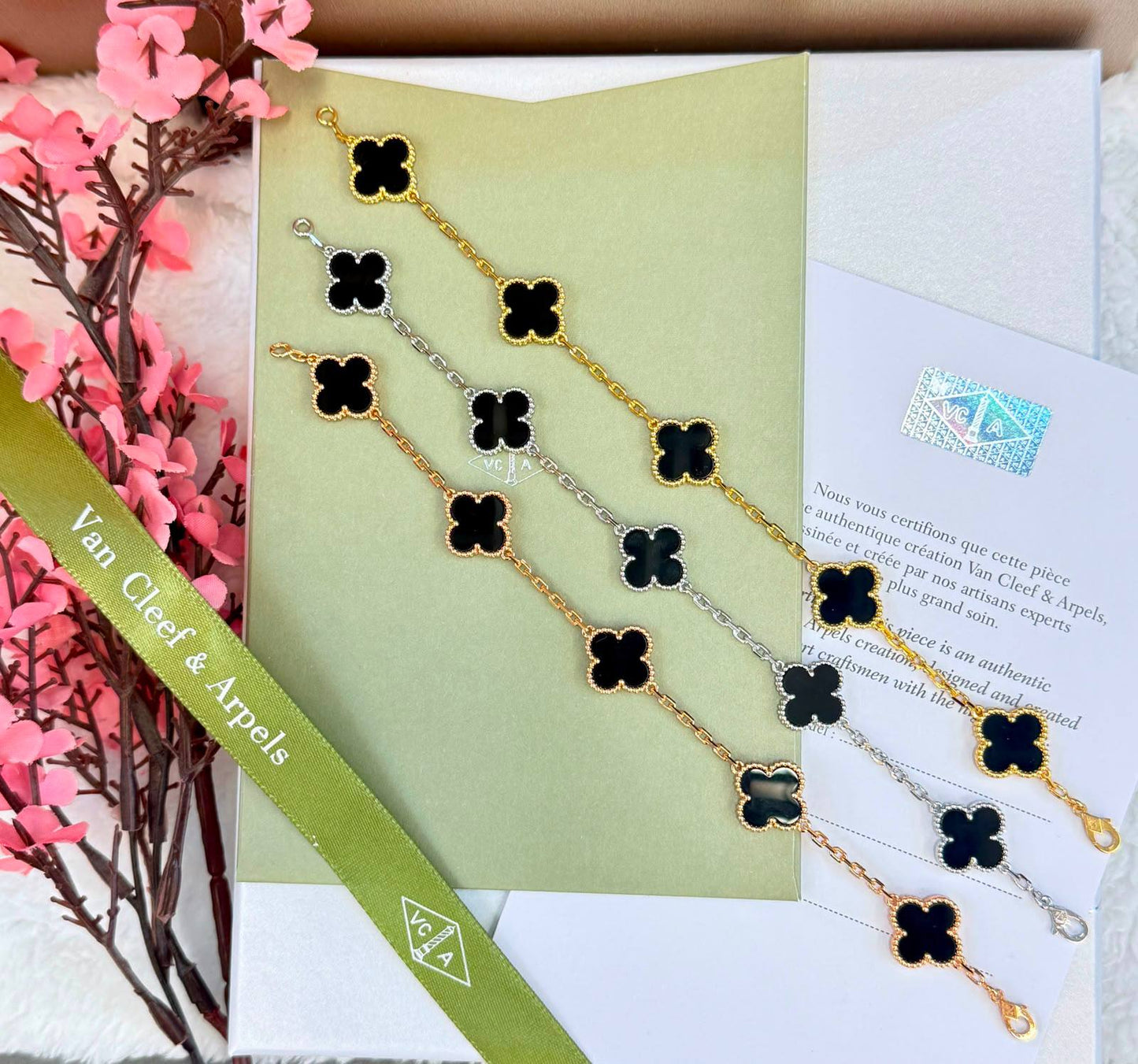 VCA
 *6 Motifs Bracelet* 
*90 dhs🇦🇪🇦🇪*   with  *NORMAL*  Box
*150 dhs🇦🇪🇦🇪* with  *ORIGINAL*  Box

Zain209
♥️♥️♥️