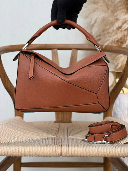 LOEWE
29cm
390 dhs🪙🌨️
Top quality 
With box🎁

Zain167
♥️♥️♥️
