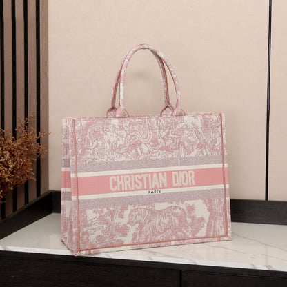 Dior
Best quality
With box’s
🎁🎁🎁

120 dhs❣️
size 41cm

Zain158
♥️♥️♥️