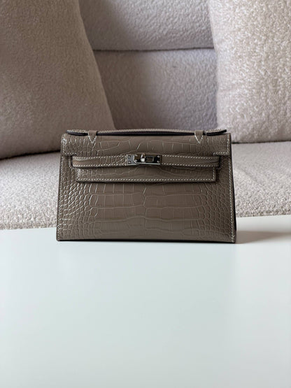 Hermes
pochette 21cm

master quality
with box 📦 
600 dhs🇦🇪🇦🇪

Zain52
♥️♥️♥️