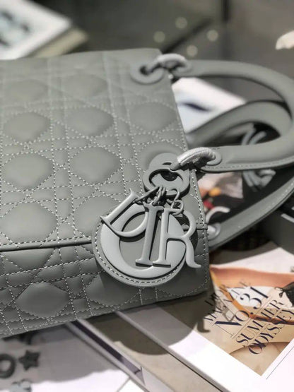 Dior
ᴍᴀᴛᴛᴇ ʟᴇᴀᴛʜᴇʀ ᴍᴀᴛᴇʀɪᴀʟ
ᴡɪᴛʜ ᴛᴡɪʟʟʏ ɪɴᴄʟᴜᴅᴇ
sɪᴢᴇ: 24 cm
ᴡɪᴛʜ BOX
🎁🎁🎁

110 dhs🪙💕

Zain31
♥️♥️♥️
