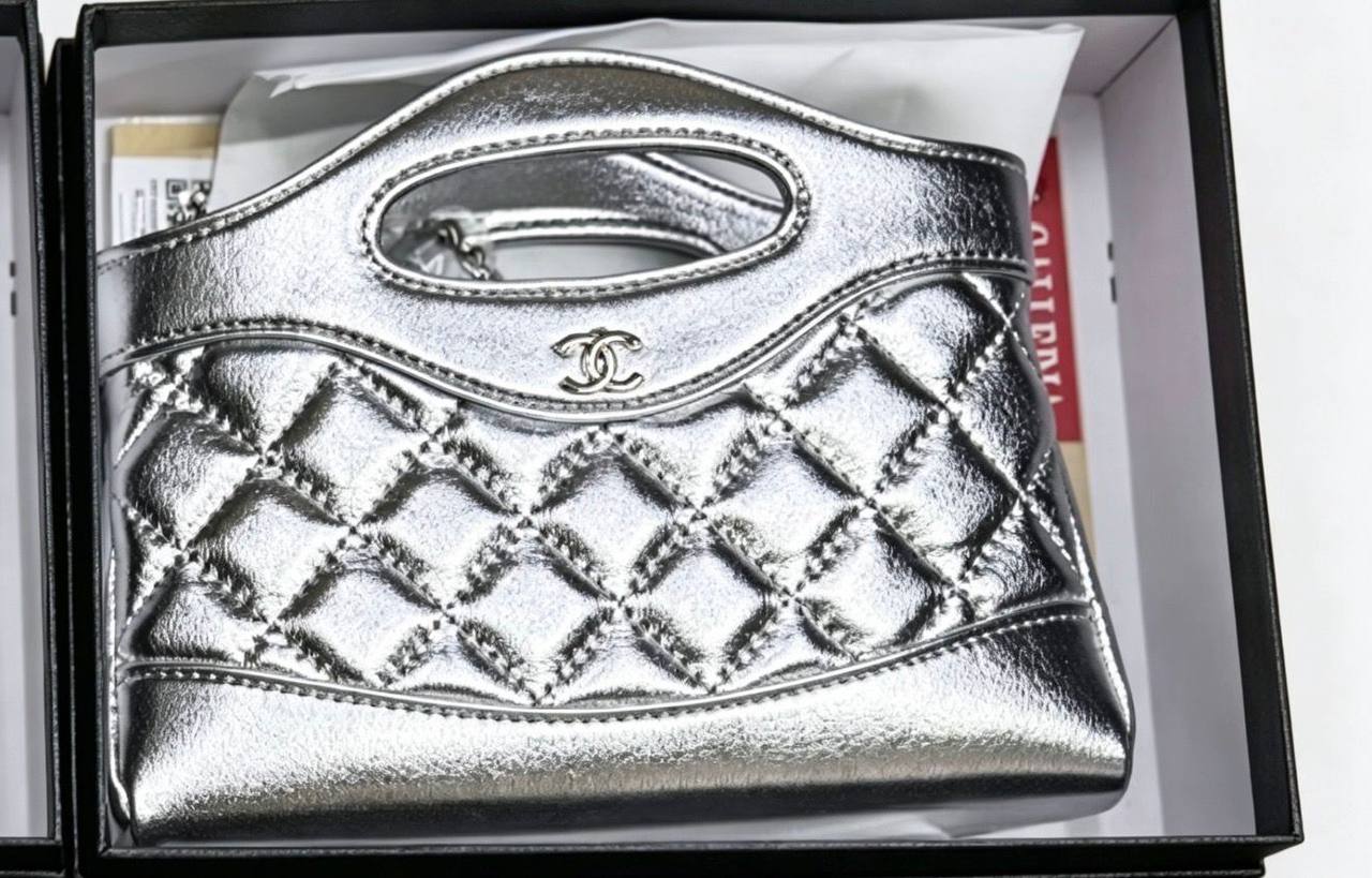 Chanel
95 dhs💓
Size：20CM
Good-quality with box

Zain35
♥️♥️♥️