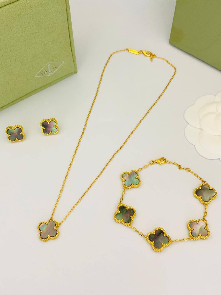 VCA SET 
NECKLACE 
BRACELET 
EARRINGS
150 DHS✅
 WITH BOX AND PAPER BAG🛍️🎁
SEPARATE

Zain89
♥️♥️♥️