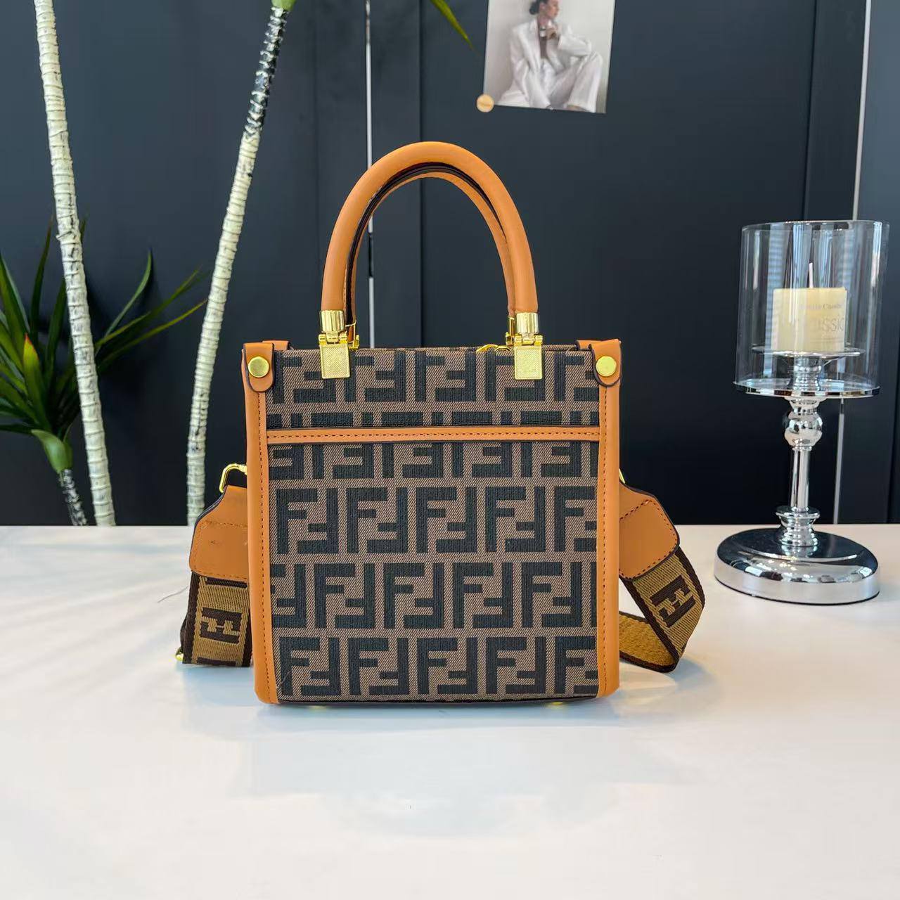 Fendi
19*19*7 cm
75 dhs🪙

Zain17
♥️♥️♥️