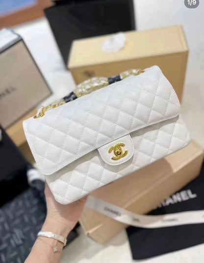 Chanel
good quality, 

comes with box, 
🎁🎁🎁

size...25 *16 cm 
110 dhs💓

Zain12
♥️♥️♥️