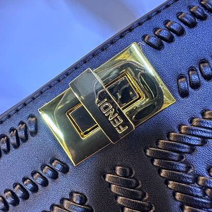FENDI 
COPY ONE 
WITH BOX 
210 dhs✅

Zain39
♥️♥️♥️